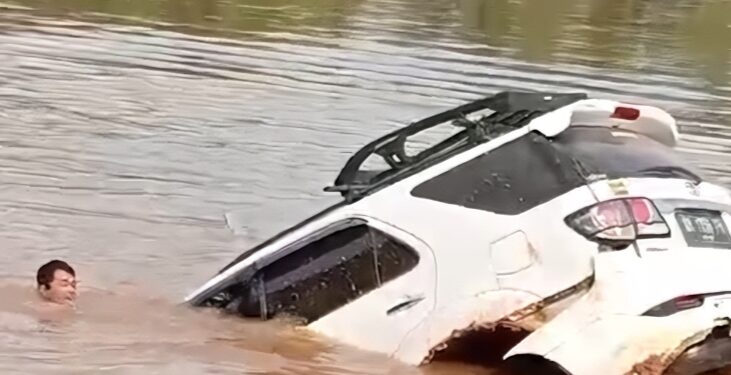 FOTO: IST/MATAKALTENG - Dokumentasi saat korban Iyo saat ingin membantu Kapolsek Katingan Hulu yang terjebak dalam mobil fortuner.