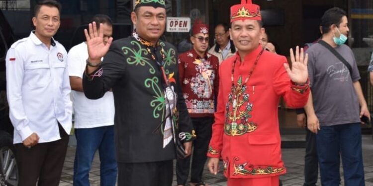 FOTO: IST/MATAKALTENG - Bakal Calon Gubernur Kalimantan Tengah (Kalteng) H. Rahmat Nasution Hamka saat berfoto bersama dengan H. Agustiar Sabran.