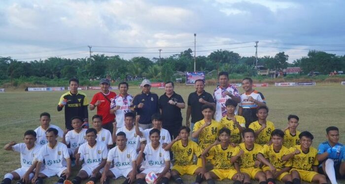 Foto: IST/MATA KALTENG - Wakil Ketua I DPRD Kotim Rudianur bersama Bupati Kotim Halikinnor saat menghadiri pembukaan Turnamen sepakbola Bupati Cup MHU 2024, 23 Juni 2024.