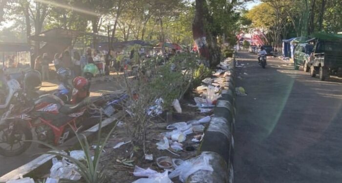 Foto:DOK/MATA KALTENG - Sampah yang berserakan di kawasan gerbang jalan masuk menuju Stadion 29 November Sampit.
