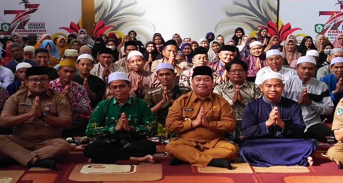 FOTO : DEVIANA/MATAKALTENG - Bupati Kotim Halikinnor bersama guru ngaji dari Kecamatan MBK, Senin 24 Juni 2024.