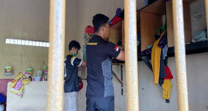 Foto : IST/MATAKALTENG - Petugas Lapas Sukamara saat melaksanakan razia di blok hunian.