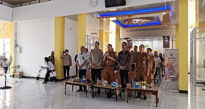 FOTO : DISKOMINFO SANTIK/MATA KALTENG - Sekda Gumas Richard didampingi Kapolres AKBP Theodorus Priyo Santosa, dan kepala dinas terkait, ketika menghadiri peresmian bersama MPP melalui zoom meeting, di Lantai 2 Pasar Baru Kuala Kurun, Senin, 24 Juni 2024.