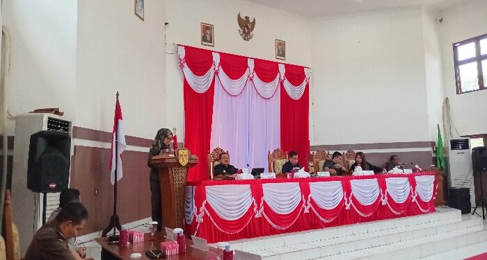 FOTO : DPRD GUMAS/MATA KALTENG - Juru Bicara Fraksi Gerakan Karya Bersatu DPRD Kabupaten Gumas Sahriah, ketika menyampaikan pandangan umum fraksinya terhadap pidato pengantar Bupati Gumas tentang raperda pertanggungjawaban APBD tahun 2023, pada rapat paripurna ke-1 masa persidangan III tahun sidang 2024, pekan lalu.