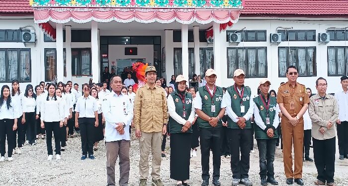 FOTO : KPU GUMAS/MATA KALTENG - Ketua KPU Kabupaten Gumas Elfrinst G Tumon didampingi Komisioner KPU Provinsi Kalteng Wawan Wiraatmaja, Sekda Gumas Richard, Kapolres AKBP Theodorus Priyo Santosa, ketika berfoto bersama pantarlih Kecamatan Kurun yang baru dilantik, di halaman kantor KPU setempat, Senin, 24 Juni 2024.