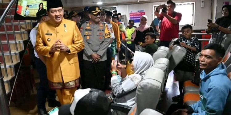 FOTO: IST/MATAKALTENG
-
Pj Bupati Kobar Budi Santosa melakukan pengecekan arus mudik lebaran Idul Fitri 1445 Hijriah di Pelabuhan Panglima Utar Kumai, Jumat 5 April 2024.