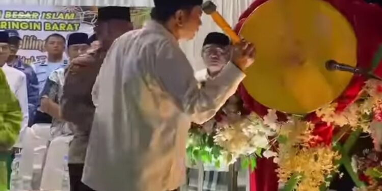 FOTO: IST/MATAKALTENG
-
Penjabat Bupati Kobar Budi Santosa bersama unsur Forkopimda melepas peserta pawai takbir keliling lebaran Idul Fitri 1445 di Taman Kota Bundaran Pancasila, Selasa 9 April 2024.