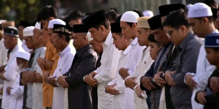 FOTO: IST/MATAKALTENG -
Penjabat Bupati Kobar Budi Santosa melaksanakan sholat Ied di lapangan Tarmilin, Pangkalan Bun, Rabu 10 April 2024.