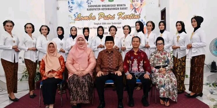 FOTO:
GALIH/MATAKALTENG
- Penjabat Bupati Kobar Budi Santosa saat menghadiri lomba putri Kartini dalam rangka memperingati hari Kartini di Gedung GOW, Sabtu 20 April 2024.