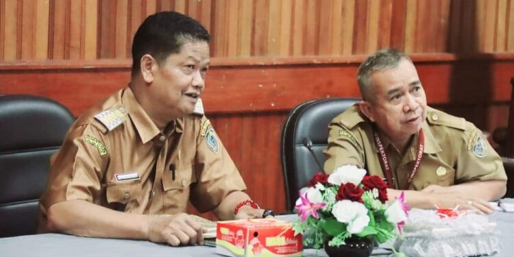 FOTO: PROKOM SERUYAN/MATA KALTENG - Pj Bupati Seruyan, Djainuddin Noor (kiri) saat mengikuti rakor nasional mingguan pengendalian inflasi di daerah melalui zoom meeting di Ruang Rapat Asisten Setda Seruyan, kemarin.