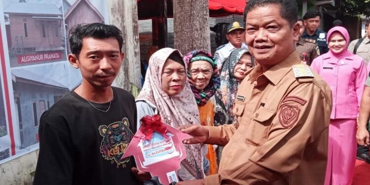 FOTO: PROKOM SERUYAN/MATA KALTENG - Pj Bupati Seruyan, Djainuddin Noor (kanan) saat menyerahkan secara simbolis bantuan untuk warga terdampak bencana kebakaran di Jalan R.A. Kartini, Kampung Kumai, Kecamatan Seruyan Hilir, Selasa 25 Juni 2024.