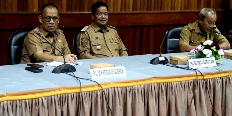 FOTO: PROKOM SERUYAN/MATA KALTENG - Pj Bupati Seruyan, Djainuddin Noor (tengah) saat memimpin jalannya rapat desk Pilkada di Aula Kantor Bupati Seruyan, Selasa 25 Juni 2024.