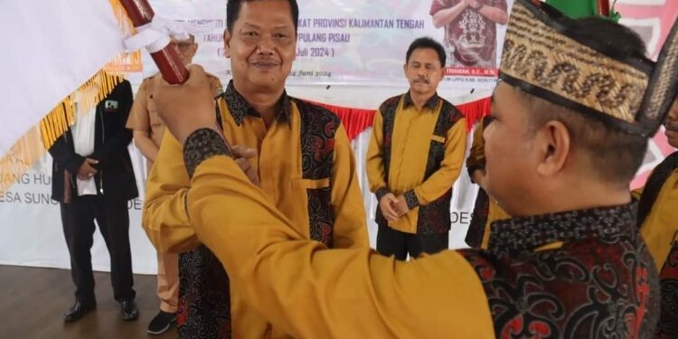 FOTO: PROKOM SERUYAN/MATA KALTENG - Pj Bupati Seruyan, Djainuddin Noor saat melepas Kontingen Pesparawi Kabupaten Seruyan yang akan mengikuti kegiatan Pesparawi ke-27 Provinsi Kalteng di Kabupaten Pulang Pisau, kemarin.