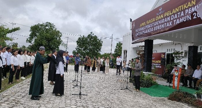 FOTO: MATAKALTENG - Suasana pelantikan Pantarlih Kecamatan Katingan Hilir, di halaman kantor KPU setempat, Senin.