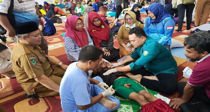 FOTO : DEVIANA/MATAKALTENG - Kadinkes Kotim Umar Kaderi (pakai kopiah) saat menyaksikan proses sunatan masal, Senin 24 Juni 2024.