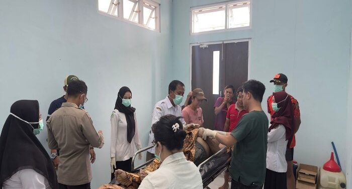 FOTO: MATAKALTENG - Jenazah korban tenggelam Iyo alias bapa Ita, saat dilakukan evakuasi ke RS Pratama Tumbang Samba.