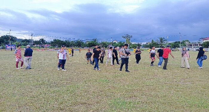 FOTO : DOK DEVIANA/MATA ALTENG - Bupati Kotim saat menghadiri turnament bupati cup di Lapangan Raja Bungsu MHU, belum lama ini.