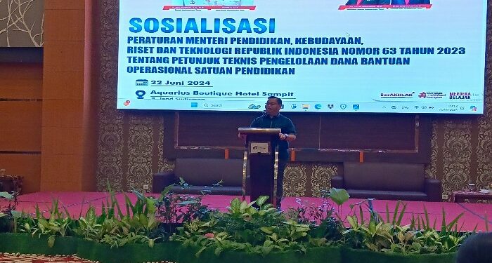 FOTO: MATAKALTENG - Bupati Kotim Halikinnor saat menghadiri kegiatan sosialisasi tenga pendidik.
