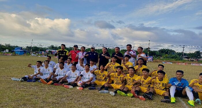 FOTO : DOK DEVIANA/MATAKALTENG - Bupati Kotim Halikinnor dan Camat MHU Muslih saat bersama pemain sepak bola di Lapangan Raja Bungsu, belum lama ini.