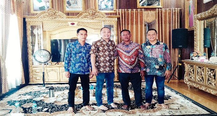FOTO: MATAKALTENG - H Eddy Raya Samsuri, bersama Tokoh Masyarakat dan Pengusaha  Sukses Kecamatan Jenamas H Feii.
