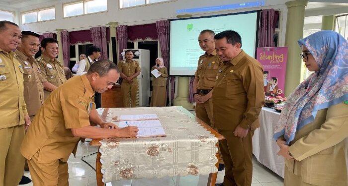 Foto : AKH/MATAKALTENG - Pj Bupati Sukamara Kaspinor saat menyaksikan camat se Kabupaten Sukamara melakukan tanda tangan komitmen penanganan stunting
