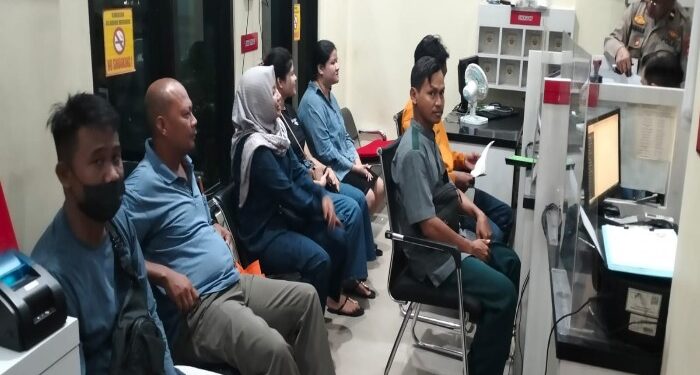 FOTO: IST/MATAKALTENG - Korban penipuan jual beli tanah saat melapor ke Polres Kotim.