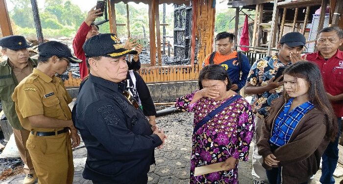 FOTO : DEVIANA/MATAKALTENG - Korban terharu saat menerima bantuan dari Bupati Kotim Halikinnor, Selasa 25 Juni 2024.