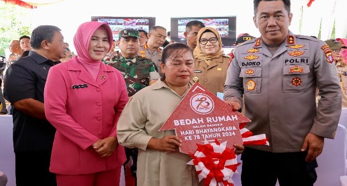 FOTO: MATAKALTENG - Kapolda Kalteng, Irjen Pol Djoko Poerwanto, pada saat menyerahkan secara simbolis kunci rumah kepada penerima bedah rumah gratis.