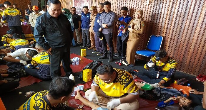 FOTO : DEVIANA/MATAKALTENG - Bupati Kotim Halikinnor saat meninjau pelaksanaan sunat masal di Kecamatan Mentaya Hulu, Selasa 25 Juni 2024.