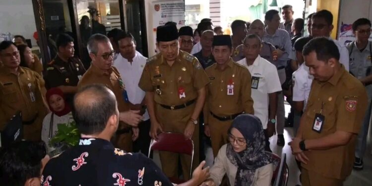 FOTO: GALIH/MATAKALTENG
- Penjabat Bupati Kobar, Budi Santosa saat meninjau sistem pelayanan MPP digital di eks Kantor DPM-PTSP, Senin 22 April 2024.
