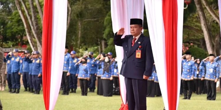 FOTO: IST/MATAKALTENG - Asisten Administrasi Umum, Syahruddin memimpin upacara peringatan hari Otonomi Daerah di halaman kantor bupati Kotawaringin Barat, Kamis 25 April 2024.