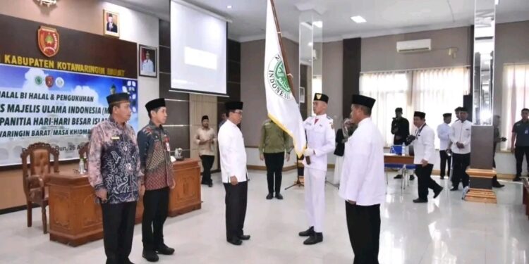 FOTO: IST/MATAKALTENG -
Sekda Kobar Rodi Iskandar atas nama Pj Bupati Kobar mengukuhkan pengurus PHBI dan Dewan Pengurus MUI Kobar, Jumat 26 April 2024.