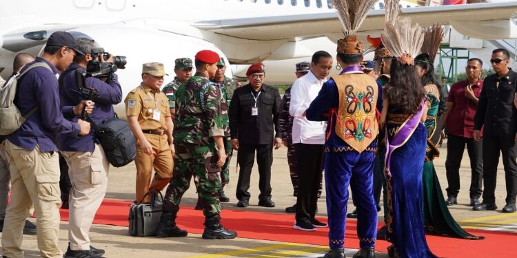 FOTO: IST/MATAKALTENG - Gubernur Kalimantan Tengah, H Sugianto Sabran menyambut kedatangan Presiden Republik Indonesia, Joko Widodo di Bandara Tjilik Riwut Palangka Raya.