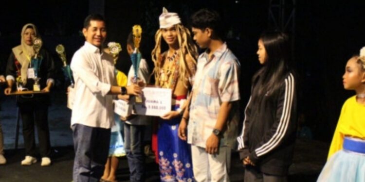 FOTO:
IST/MATAKALTENG - Sekretaris Daerah Kabupaten Kotawaringin Barat Rodi Iskandar menurun secara resmi Festival Budaya Marunting Batu Aji di lapangan Sampuraga, Sabtu 27 April 2024.