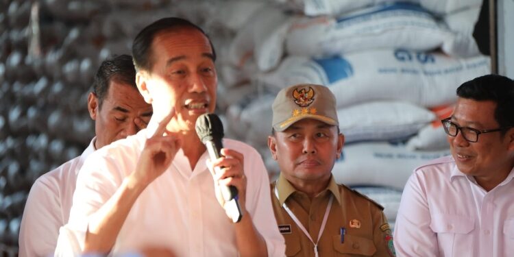 FOTO: OLIVIA/MATAKALTENG - Presiden Joko Widodo didampingi Gubernur Kalteng, H Sugianto Sabran meninjau stok beras sekaligus menyalurkan bantuan pangan cadangan beras Pemerintah, di Gudang Perum BULOG Palangka Raya.