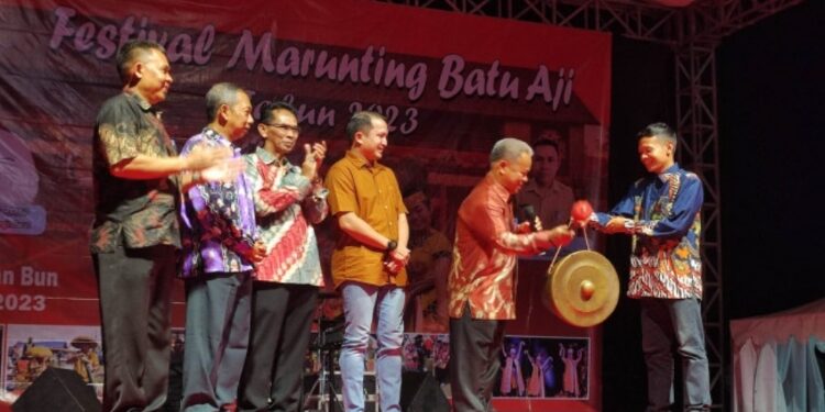 FOTO: IST/MATAKALTENG -
Pembukaan Festival Budaya Marunting Batu Aji (FBMBA) di lapangan Sampuraga Pangkalan Bun, Selasa 23 April 2024.