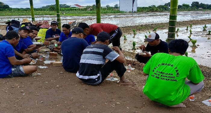 FOTO: DEVIANA/MATAKALTENG - Warga saat menunggu kehadiran Presiden RI Joko Widodo, Rabu 26 Juni 2024