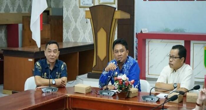 Foto: MATAKALTENG - Yoga P. Utomo (tengah) saat berada di Disdukcapil Barsel.