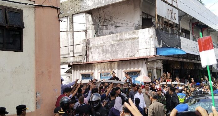 FOTO: AGUS/MATAKALTENG - Puluhan ribu masyarakat memadati kunjungan kerja Presiden Republik Indonesia Joko Widodo di PPM Sampit. Rabu, 26 Juni 2024.