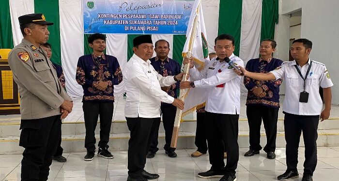 FOTO: AKH/MATAKALTENG - Pj Bupati Sukamara Kaspinor saat melepas kontingen Pesparawi XVII Tingkat Provinsi Kalimantan Tengah.