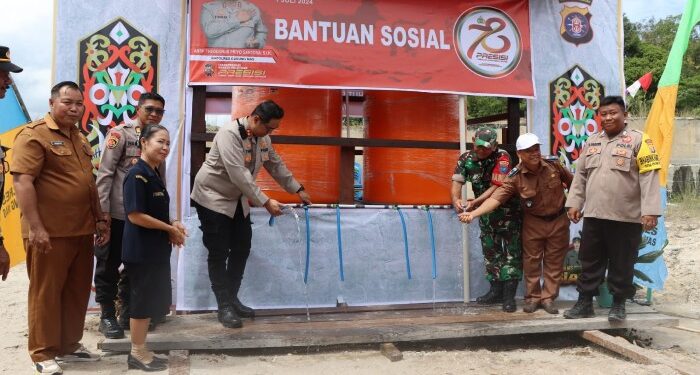 FOTO : HUMAS POLRES GUMAS/MATA KALTENG - Kapolres Gumas AKBP Theodurus Priyo Santosa ketika meresmikan sarana air bersih, di Desa Tumbang Hakau, Kecamatan Kurun, Rabu, 26 Juni 2024.