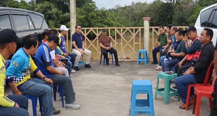 FOTO : DISKOMINFO SANTIK/MATA KALTENG - Pj Bupati Gumas Herson B Aden ketika bersama sejumlah kepala perangkat daerah, di Taman Kota Kuala Kurun, pekan lalu.