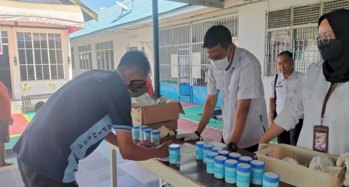FOTO: MATAKALTENG - Salah seorang warga binaan pada saat menjalani tes urine.