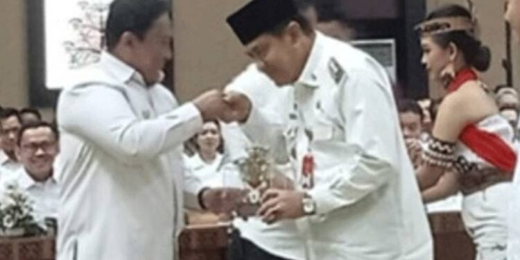 FOTO: IST/MATAKALTENG -
Wakil Gubernur Kalteng Edy Pratowo menyerahkan penghargaan kepada Pj Bupati Kobar Budi Santosa di Palangka Raya, 24 April 2024.