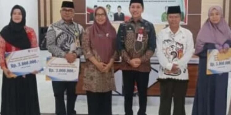 FOTO: IST/MATAKALTENG
- Sekda Kobar Rodi Iskandar menyerahkan SK pensiun kepada 38 ASN di Aula BKSDM, Jumat 26 April 2024.