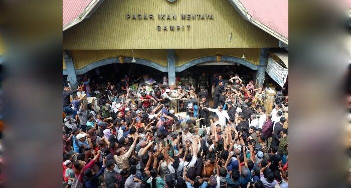FOTO: IST/MATAKALTENG- Antusiasme masyarakat Kota Sampit saat kedatangan Presiden Joko Widodo di PPM Sampit. Rabu, 26 Juni 2024.