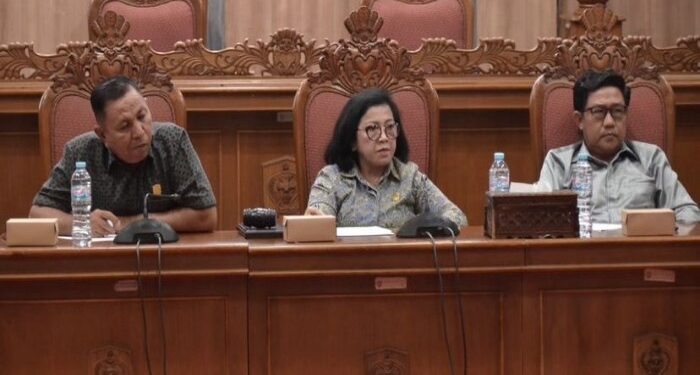 Foto: MATAKALTENG - Ketua DPRD Kotim, Rinie Anderson (tengah).