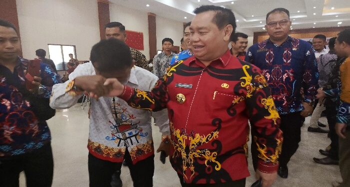 FOTO: DEVIANA/MATAKALTENG - Bupati Kotim Halikinnor saat disapa kepala SD, Kamis 27 Juni 2024.
