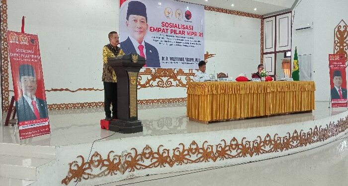 FOTO : DISKOMINFO SANTIK/MATA KALTENG - Pj Bupati Gumas Herson B Aden bersama Anggota DPR RI Fraksi PDIP Dapil Kalteng Willy Midel Yoseph, dan Staf Ahli Bupati Guanhin, ketika memberi arahan pada kegiatan sosialisasi empat pilar kebangsaan MPR RI, di GPU Damang Batu, Kamis, 27 Juni 2024.