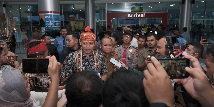 FOTO: IST/MATAKALTENG - Menteri Agraria dan Tata Ruang/Kepala Badan Pertanahan Nasional (ATR/BPN), Agus Harimurti Yudhoyono (AHY) tiba di Bandar Udara Tjilik Riwut, Kota Palangka Raya dan disambut dengan upacara adat Potong Pantan.